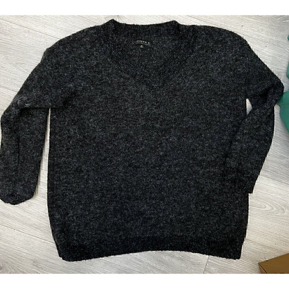 JOSEPH A Relaxed Style v neck Sweater. Orig. $88. NEW grey sz s